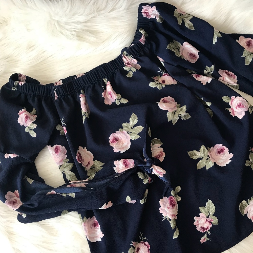 ✨Macy’s✨Ultra Flirt Embroid Print Floral Top